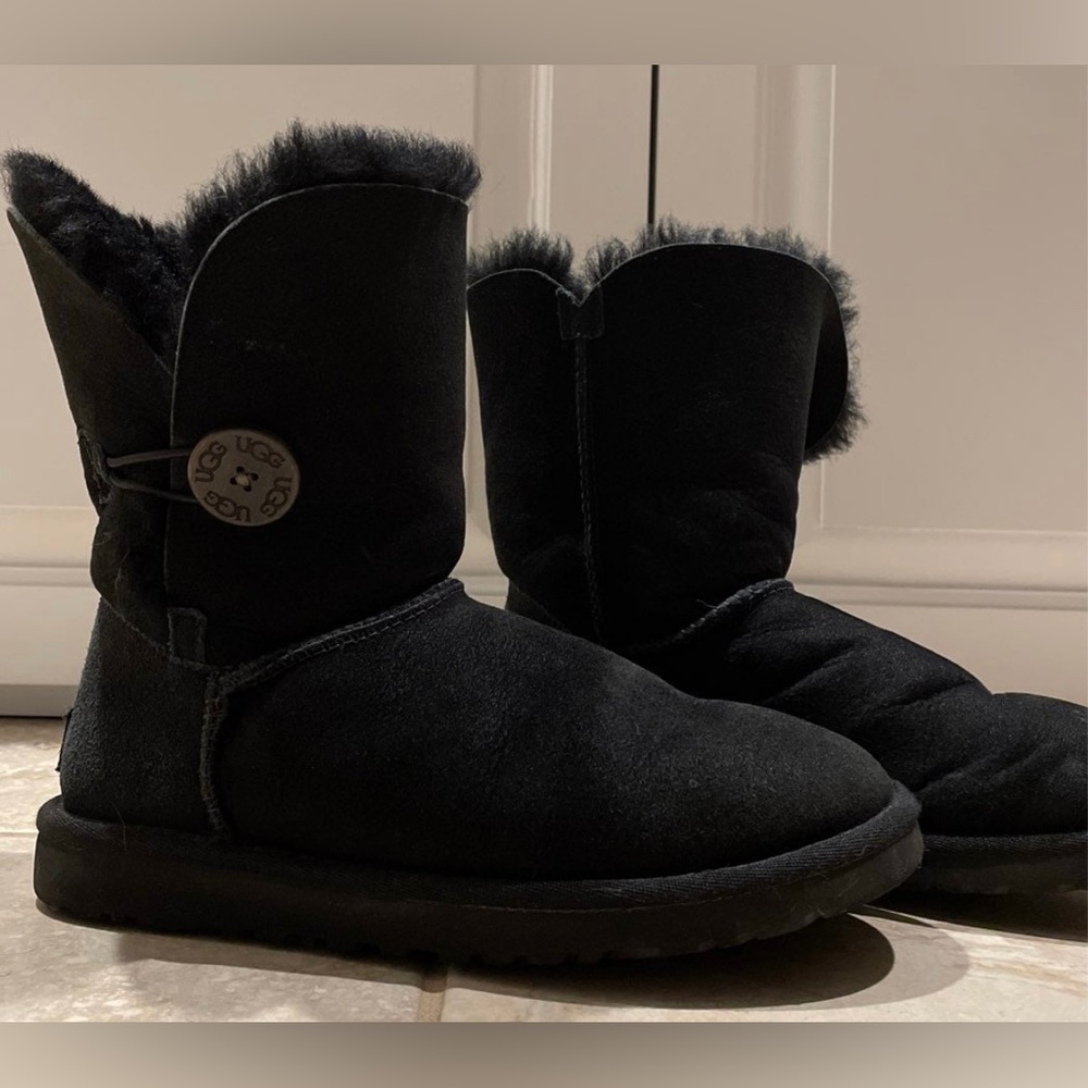 UGG Short Black Bailey Button Boots